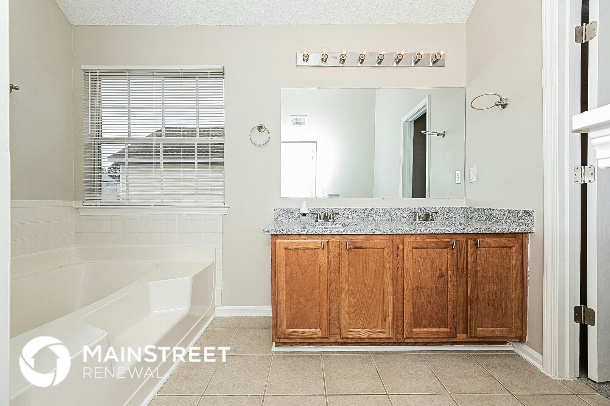 Building Photo - 10588 Village Landing