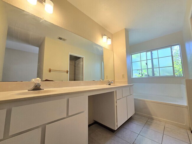 Building Photo - Large 4 bed/2.5 bath home with vaulted cei...