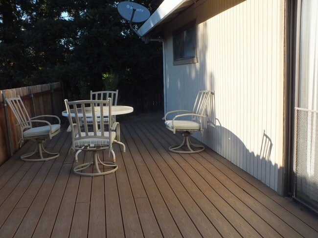 Building Photo - Rescue duplex 2/1 home w garage $2195
