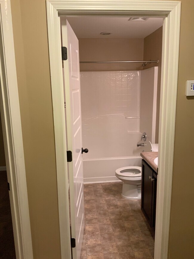 Building Photo - Move-in Ready $500.00 off 1st month rent C...