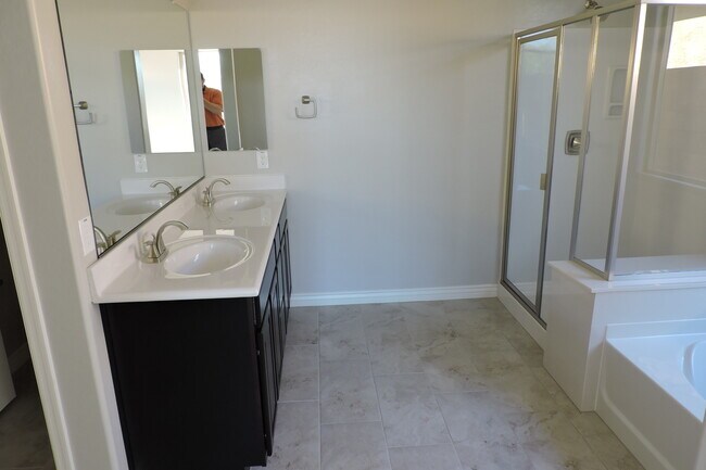 Building Photo - Newer 4 Bed, 2 Bath in Norterra