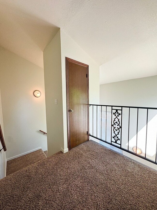 Building Photo - Beautifully Upstairs Condo at Ridgecrest Condominiums!! HOA Pool/Jacuzzi