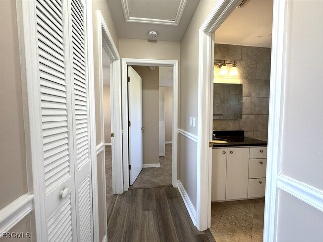 Building Photo - 2520 SW 11th Pl