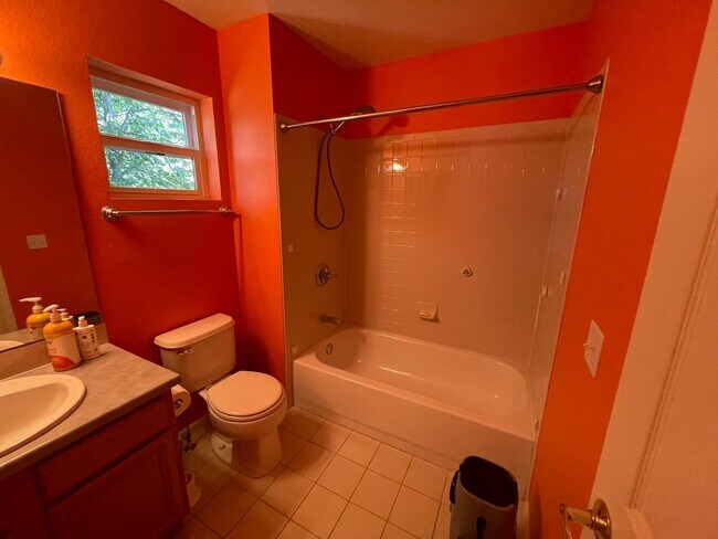 Building Photo - 2 bed 2.5 bath available NOW!