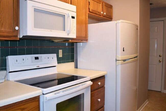 Building Photo - 2 BR, 2 BA Pemberton Oaks Condo