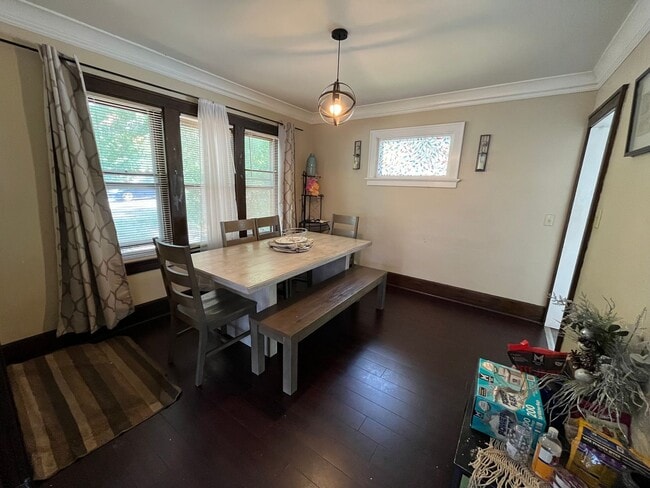 Building Photo - Spacious 5 Bedroom 2 Bath Single Family Home!