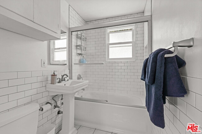 Building Photo - 2421 Cloy Ave