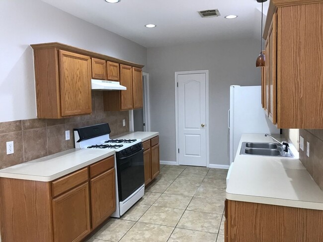 Building Photo - 4108 N Summercrest Loop