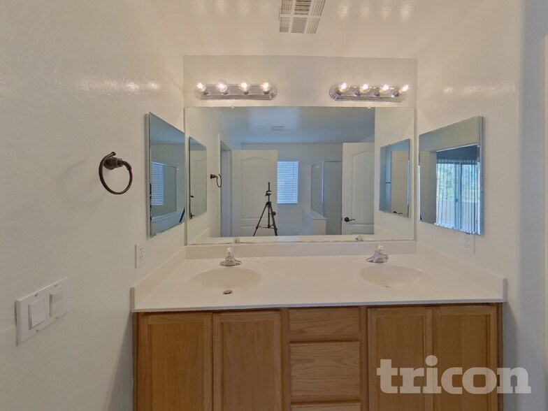 Building Photo - 21116 Alma Dr