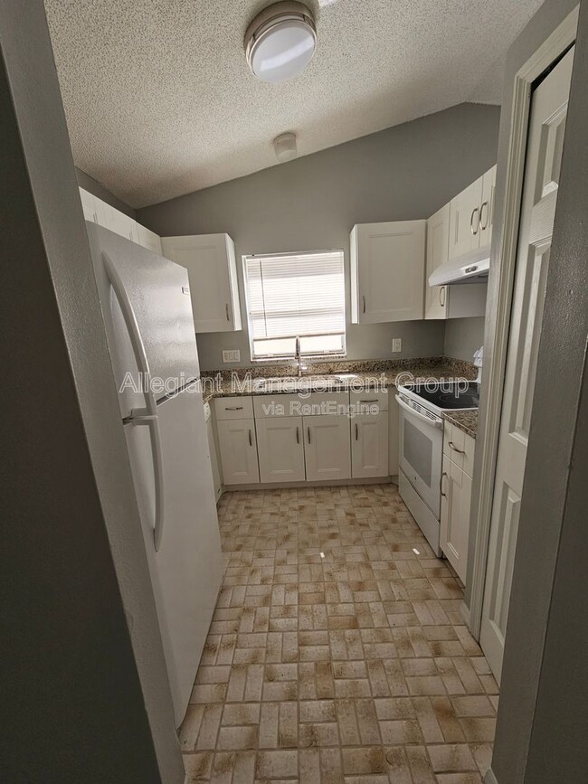 Building Photo - 1213 Roma Ct