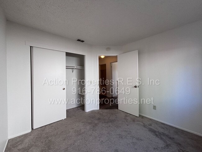 Building Photo - Charming 3 Bed, 2 Bath House - Close to Shopping, Schools, and Parks - New Paint - Updated Flooring!