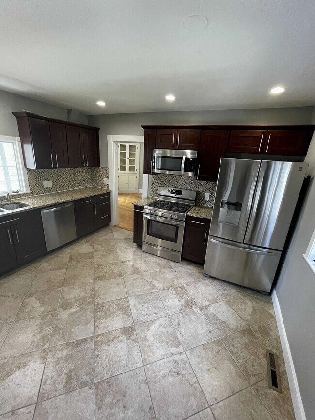 Building Photo - 15 Charles Street Ave