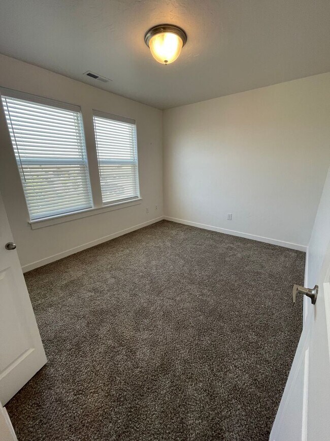 Building Photo - Available Now- Beautiful Nampa Townhome