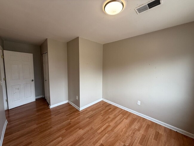 Building Photo - 555-565 N Kent St