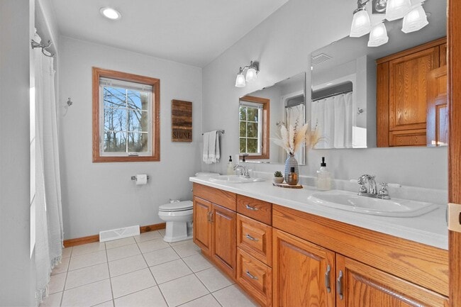 Building Photo - River Point Court Duplex