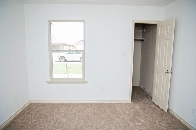 Building Photo - Fresh, Functional, and Move-In Ready | Sil...