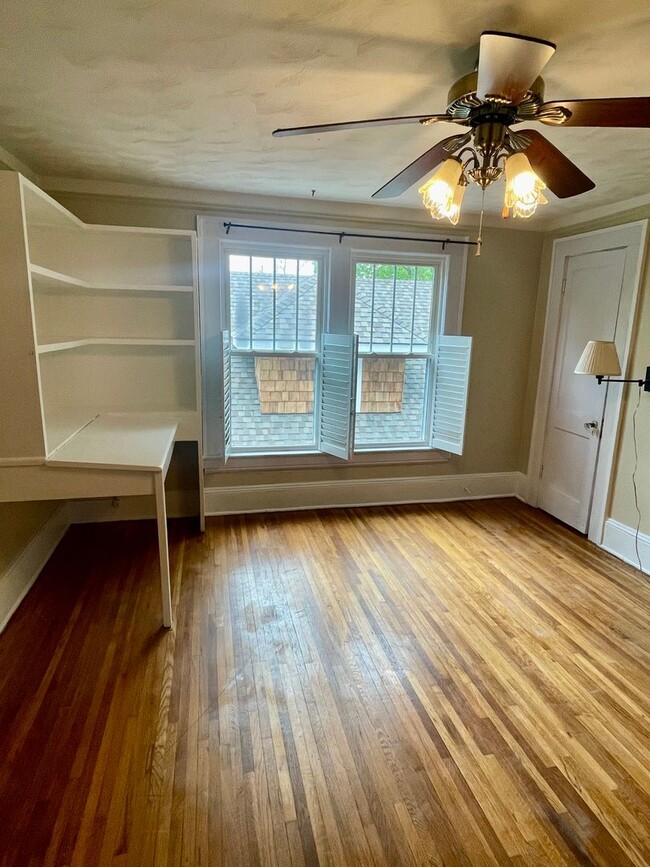 Building Photo - Beautiful Historic Kenilworth 3 bed, 1.5 b...