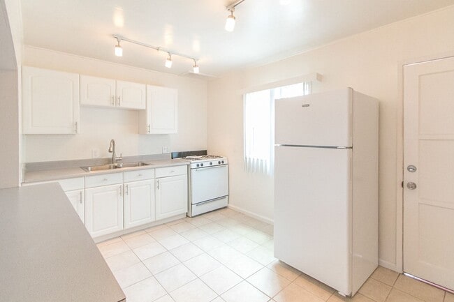 Building Photo - Charming 2 Bed /1 Bath Pacific Beach Duplex Near the Ocean & Bay!