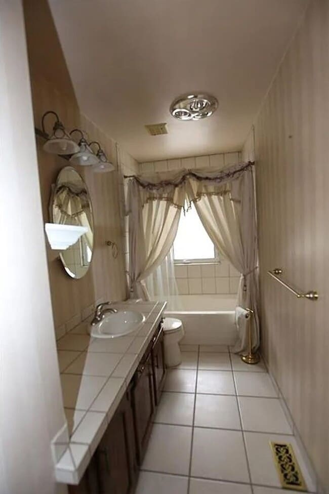 Building Photo - Massive 4 Bedroom 3 bath home