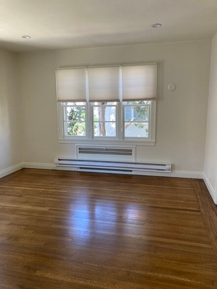 Large main bedroom - 271 Wayne Ave