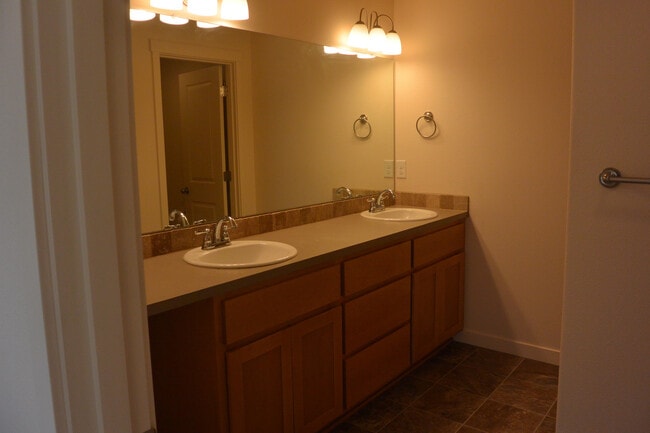 Building Photo - 13106 NE 25th St