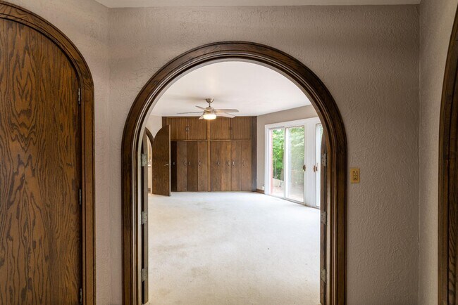 Building Photo - 1240 E Donges Ct