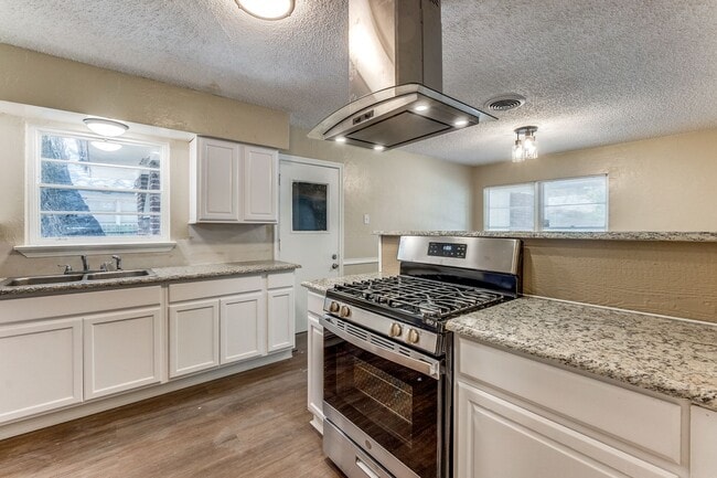 Building Photo - Spacious 3/2 with fenced yard, laundry room, and 2 car garage