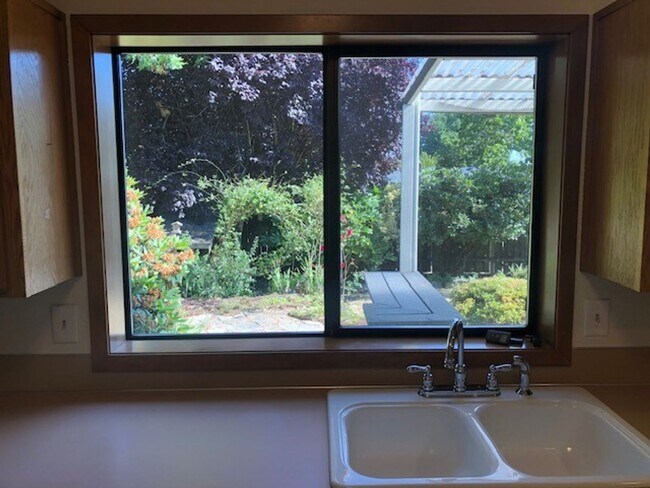 Building Photo - Well Maintained Three Bedroom Home in South Salem