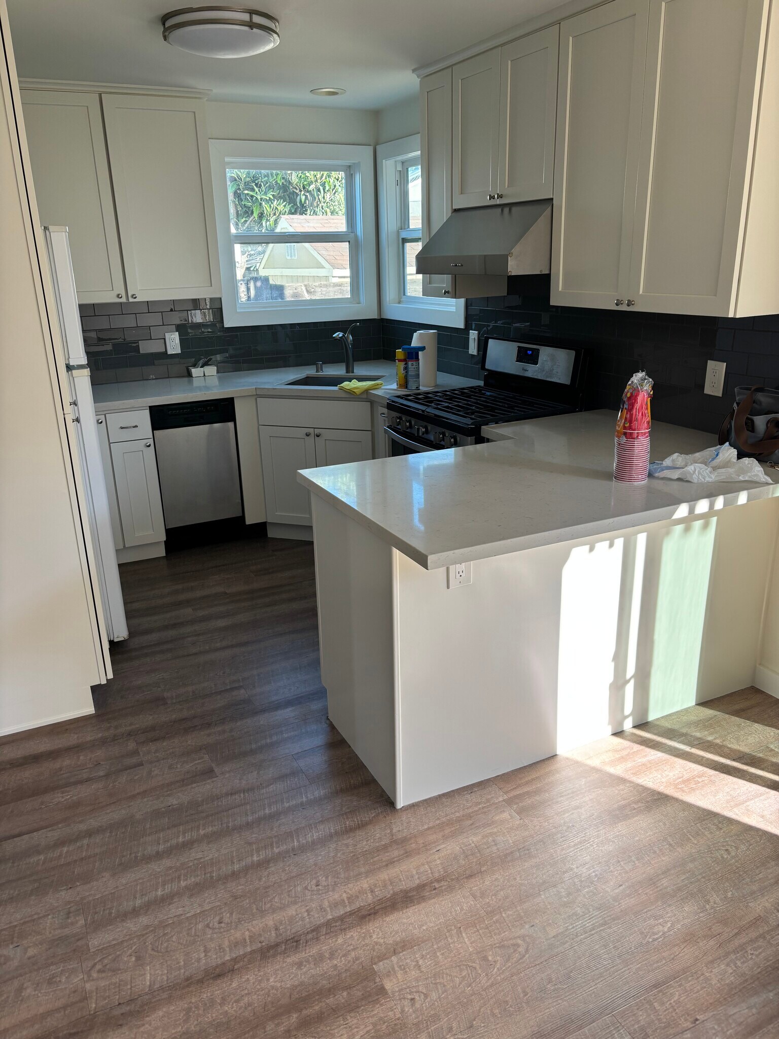 kitchen peninsula room for bar stools - 128 N Kingston St