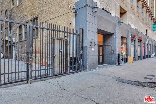 Building Photo - 215 W 7th St