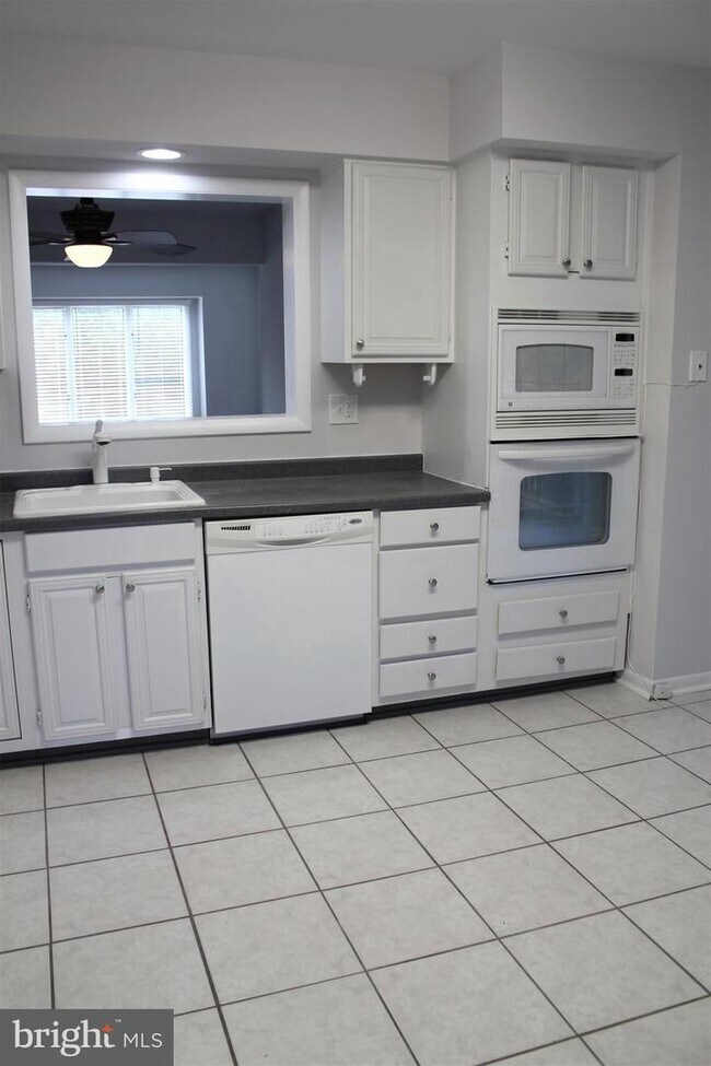 Building Photo - 27 Tudor Ct