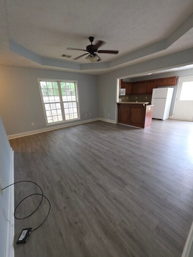 Building Photo - A Great Starter Home Just For YOU!