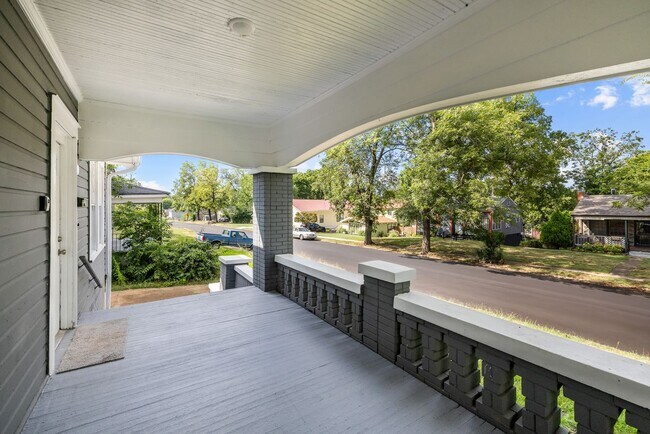 Building Photo - Charming 4 Bedroom, 2 Bathroom house