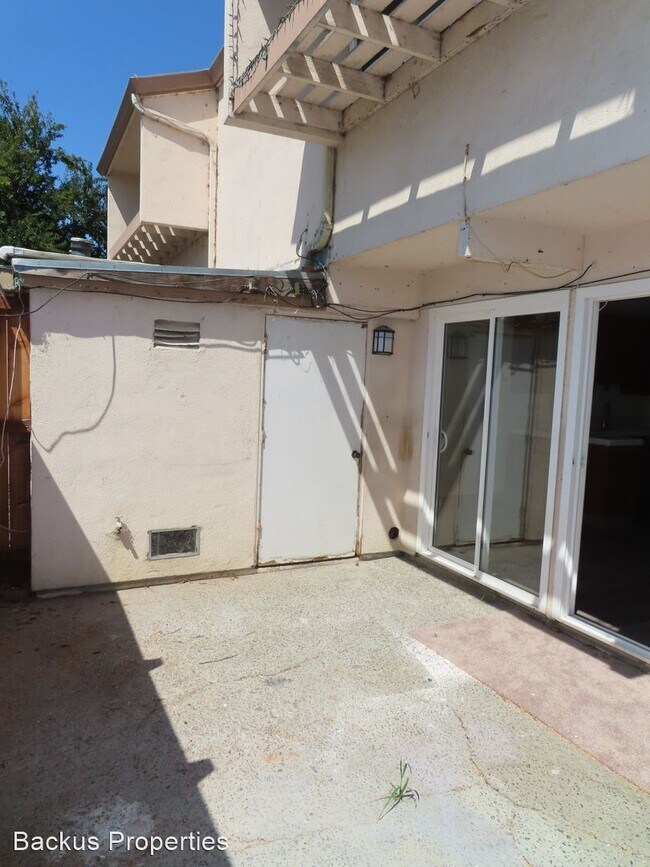 Building Photo - 2 br, 1.5 bath House - 915-7 Acosta Plaza