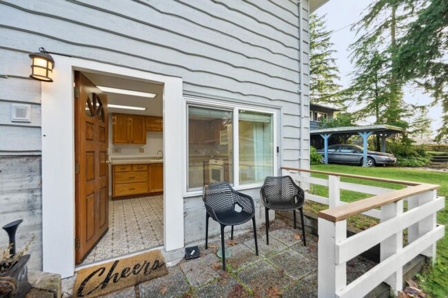 Building Photo - Mountlake Terrace - Two bed + huge Den - s...