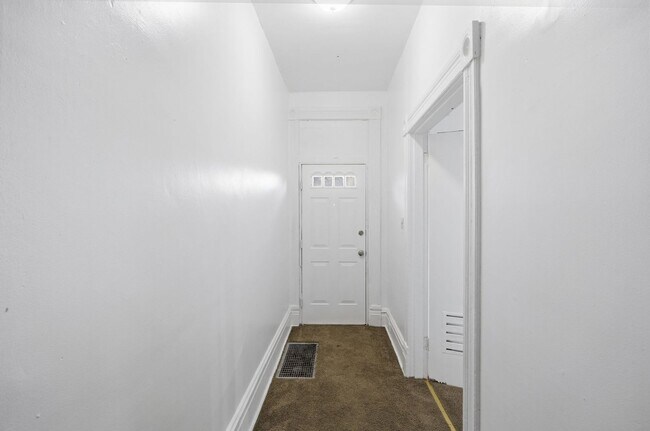 Building Photo - 616 Lillian St