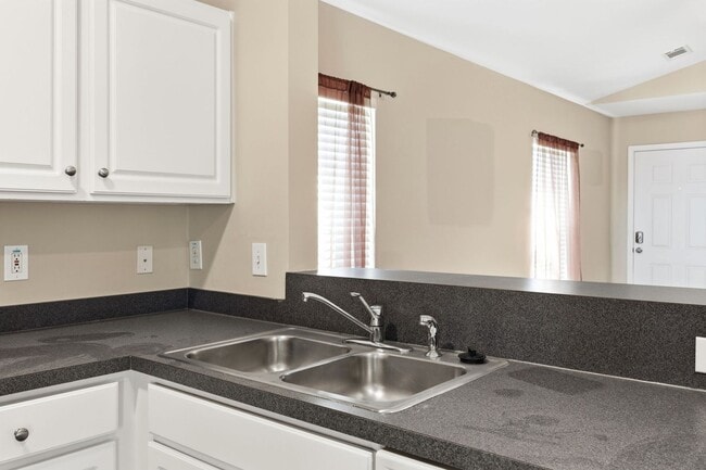 Building Photo - Comfortable 3BR Ranch with 2-Car Garage in Northwoods Pointe