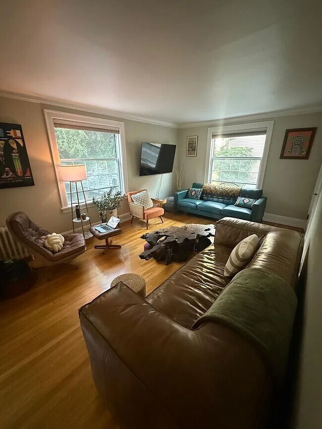 Building Photo - "Charming 1-Bedroom Retreat in the Heart of Seattle's Bustling Capitol Hill!"