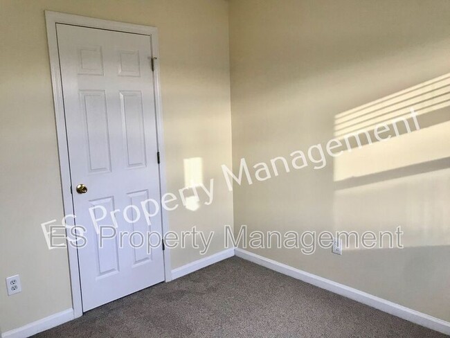 Building Photo - 5130 Hodson Pl