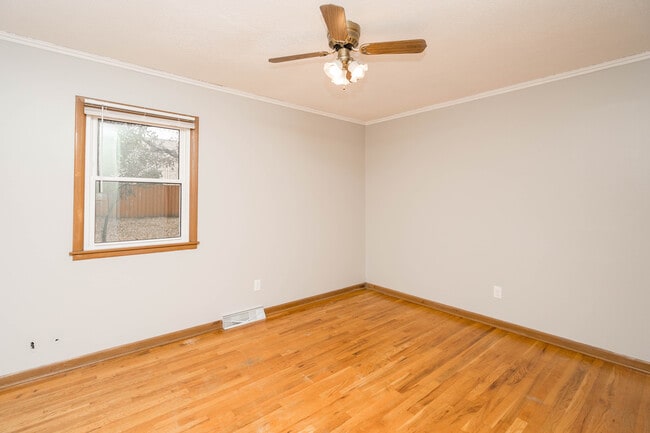 Building Photo - 106 NE Grant St