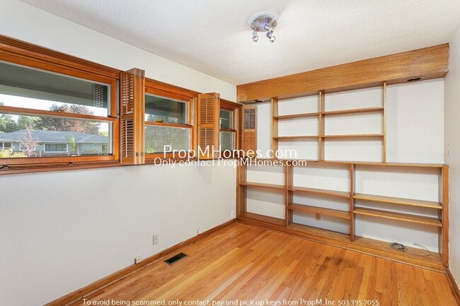 Building Photo - Spacious Mid-Century Three Bedroom Home In Woodstock!