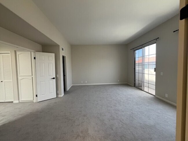 Building Photo - Luxurious Townhouse Located in the exclusi...
