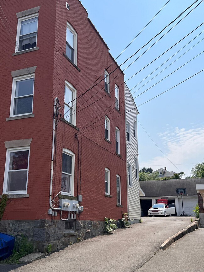 Building Photo - 640 Wilson St