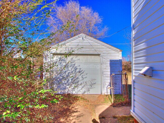 Building Photo - 405 E Northrup Dr