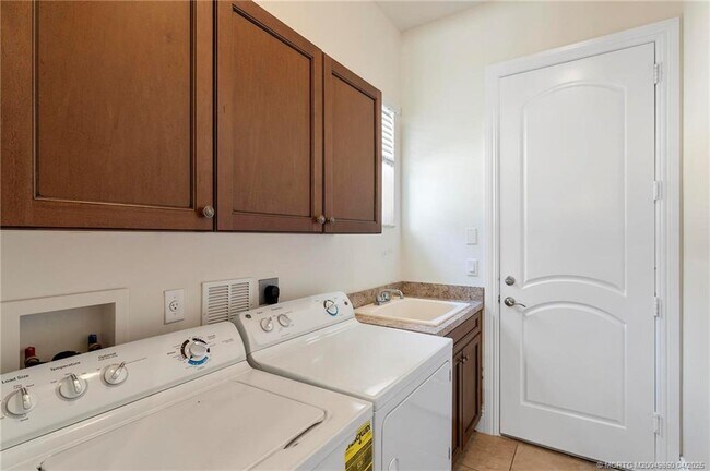 Building Photo - 255 Calmo Cir
