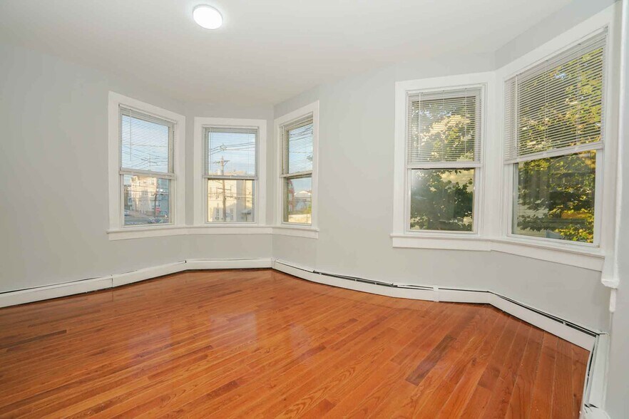 bedroom - 81 Devon St