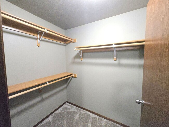 Building Photo - East Sioux Falls 4 Bed, 3 Bath Walkout Twi...