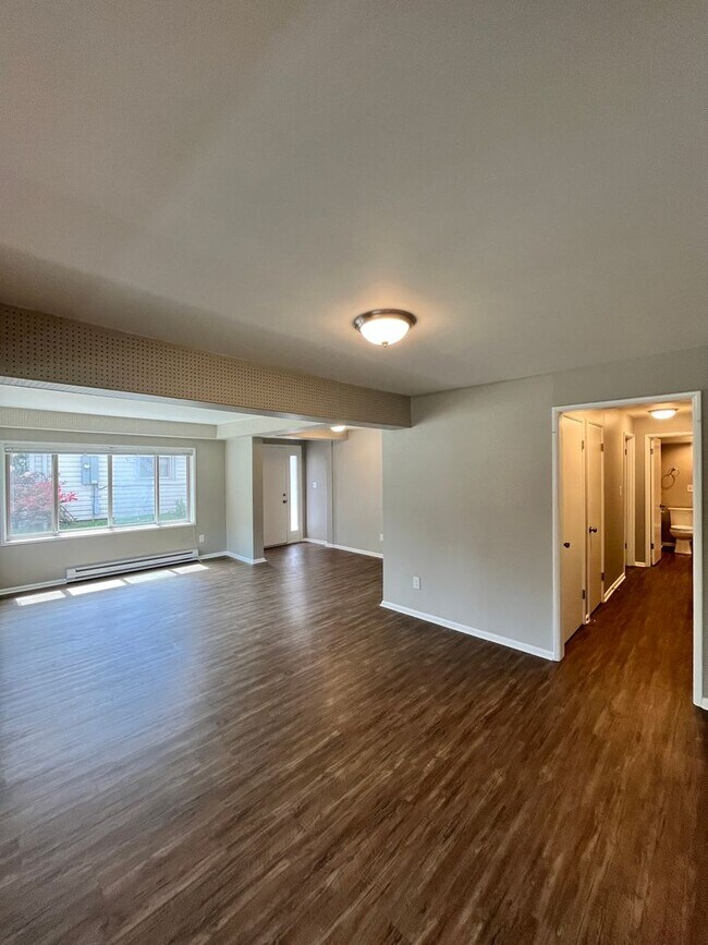 Building Photo - Stunning / Extra Large 1-Bedroom! Faux Hardwood Floors, Washer & Dryer, Stainless Appliances & Pe...