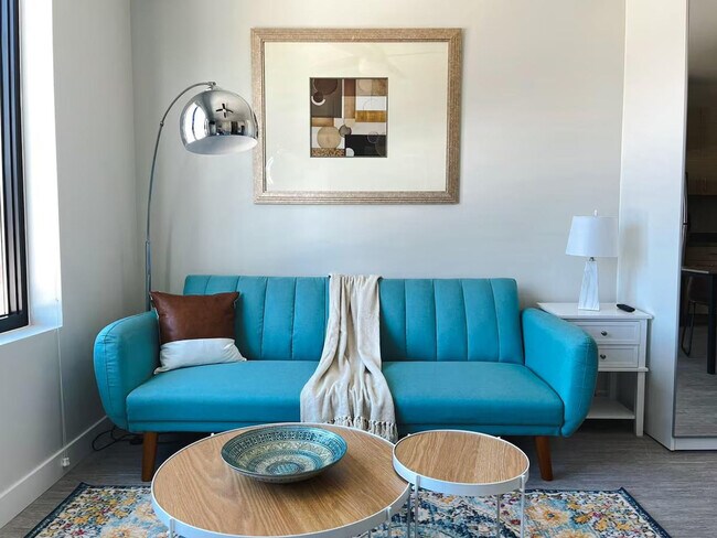 Primary Photo - 2530 University Ave