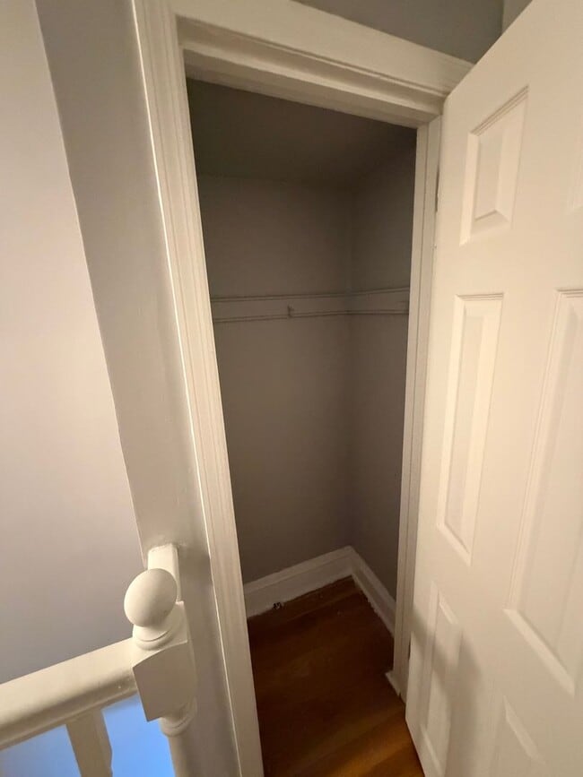 Building Photo - 152 Fern St